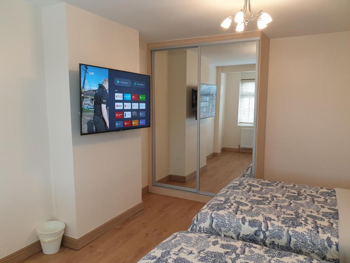 London Luxury 3 Bedroom Flat 1Min Walk From Underground, With Free Parking Sleeps X10 외부 사진