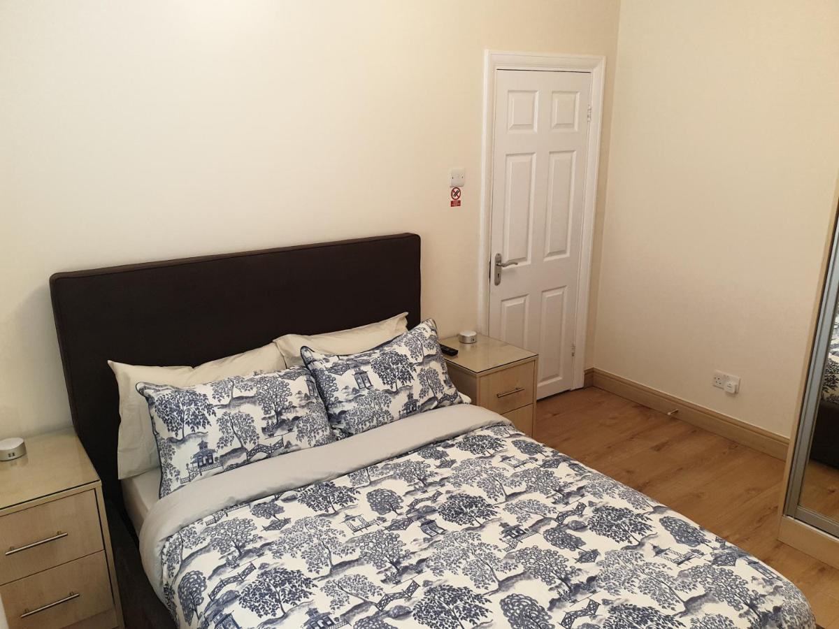 London Luxury 3 Bedroom Flat 1Min Walk From Underground, With Free Parking Sleeps X10 외부 사진