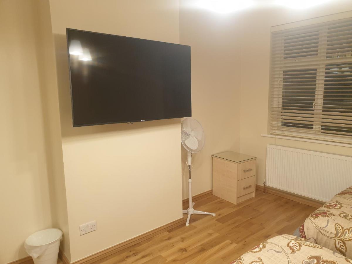 London Luxury 3 Bedroom Flat 1Min Walk From Underground, With Free Parking Sleeps X10 외부 사진